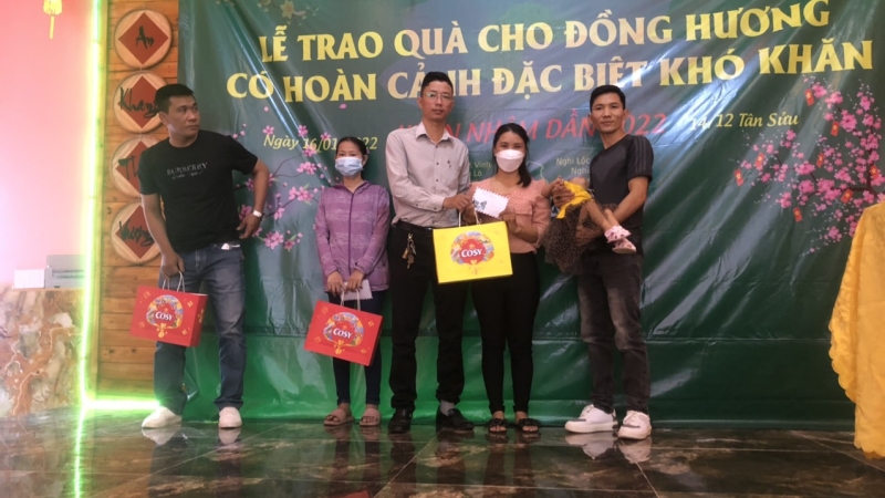 LỄ TRAO QUÀ CHO ĐỒNG HƯƠNG CÓ HOÀN CẢNH ĐẶC BIỆT KHÓ KHĂN XUÂN NHÂM DẦN