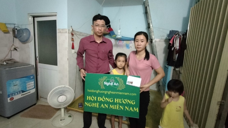 Ban Quản Trị Hội Đồng Hương Nghệ An Miền Nam đến thăm hỏi và trào quà do các thành viên Hội quyên góp ủng hộ cho gia đình chị Nguyễn Thị Nga mã Hội Viên 0222HV10