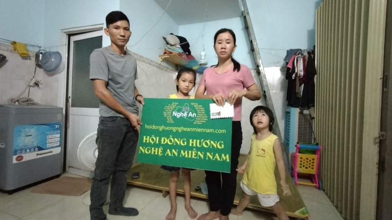 Ban Quản Trị Hội Đồng Hương Nghệ An Miền Nam đến thăm hỏi và trào quà do các thành viên Hội quyên góp ủng hộ cho gia đình chị Nguyễn Thị Nga mã Hội Viên 0222HV10